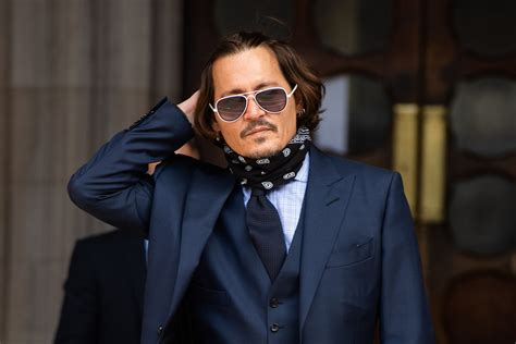 Johnny Depp shaves off beard, looks almost unrecognizable