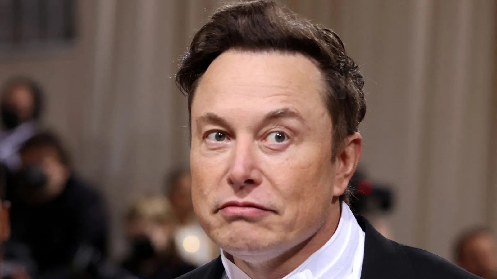 Elon Musk gets booed by a crowd at a Dave Chappelle comedy show.